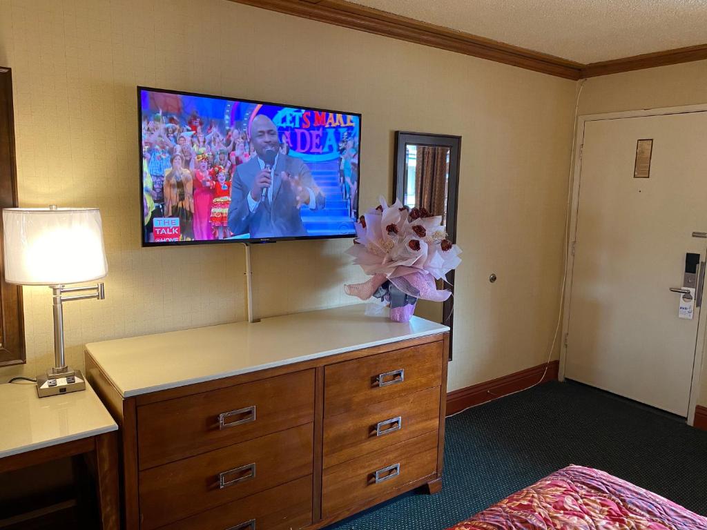 New Century Inn - Deluxe Business King Room