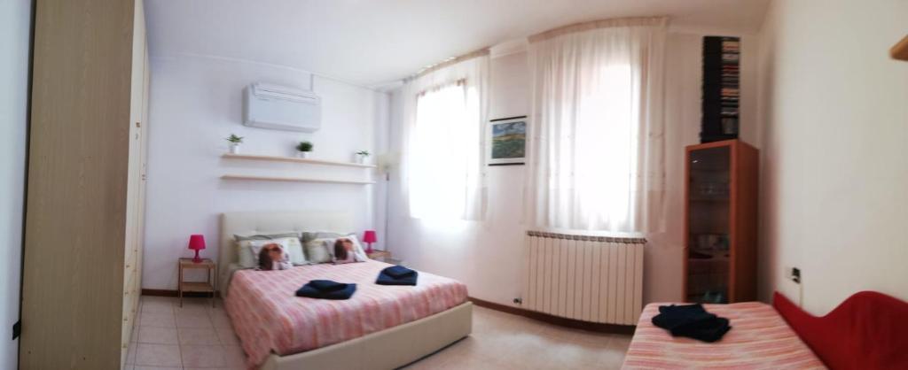 1 dormitorio con 2 camas y ventana en Appartamento Alla Corte, en Venecia