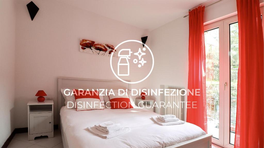 1 dormitorio con 1 cama con un cartel en la pared en Italianway - Colombo 20, en Zoagli