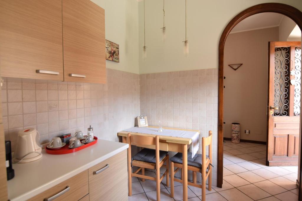 una cucina con tavolo e sedie in una stanza di Bilocale Vecchio Borgo a Borgosesia