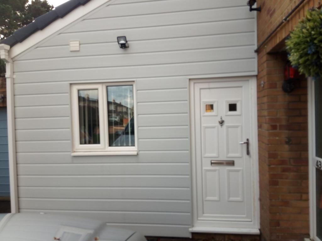 eine Garage mit einer Tür und einem Fenster in der Unterkunft The Annexe in Bournemouth