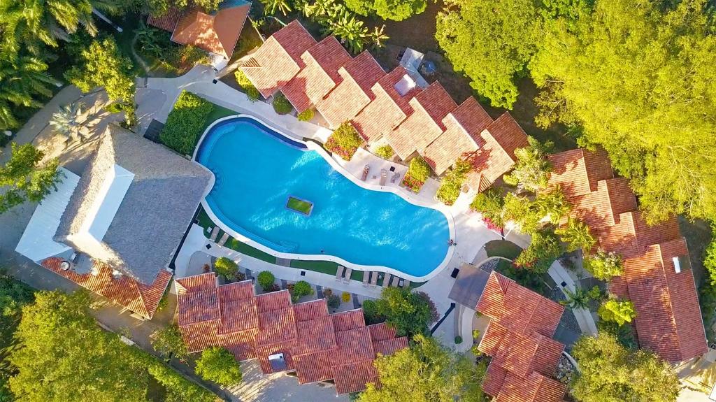 an overhead view of a group of houses with a swimming pool at Seis Playas Hotel in Tamarindo