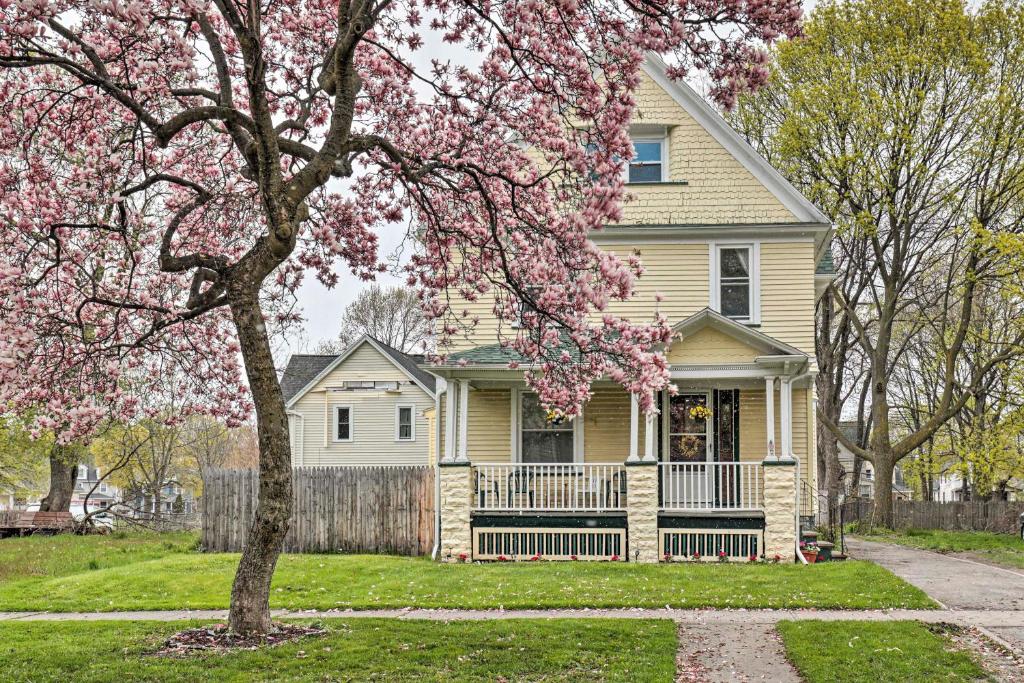 una casa con un árbol floreciente delante de ella en Idyllic Rochester Apartment 2 Miles to Downtown!, en Rochester