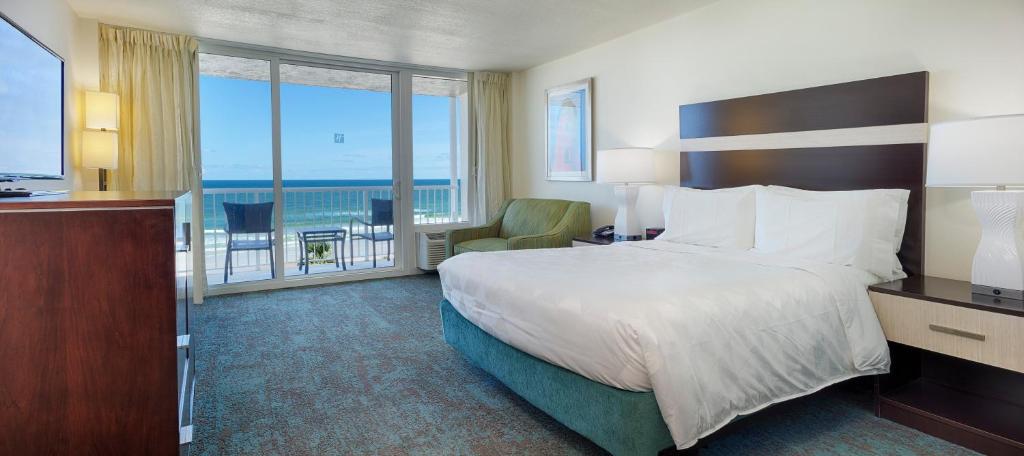 Holiday Inn Resort Daytona Beach Oceanfront by IHG - Queen Room Met Mobiliteit Toegankelijk Bad