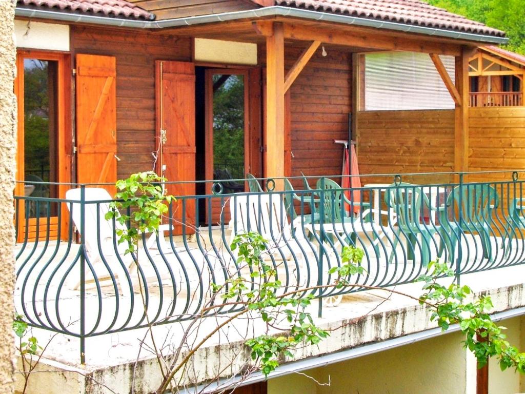 Saint-GéronsにあるChalet de 3 chambres avec vue sur le lac piscine partagee et jardin amenage a Saint Gerons a 1 km de la plageの緑の手すり付きの家のバルコニー