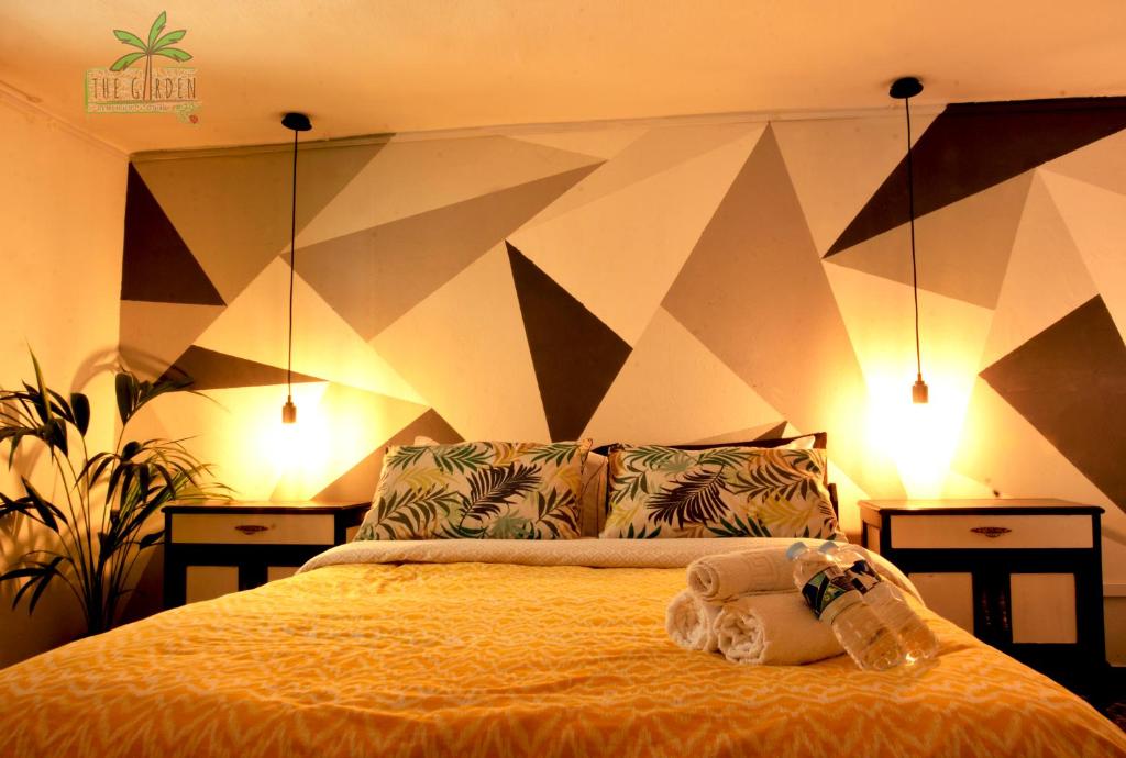 sypialnia z łóżkiem z wypchanym zwierzakiem w obiekcie Casa The Garden Las Palmas w mieście Las Palmas de Gran Canaria