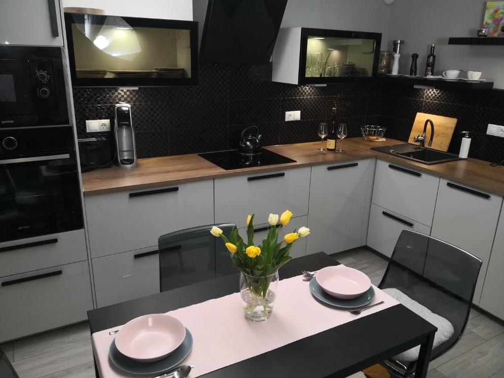 Fürge cselle apartman 8300 Tapolca, 15 Fő tér 2em.3.ajtó kép - 1
