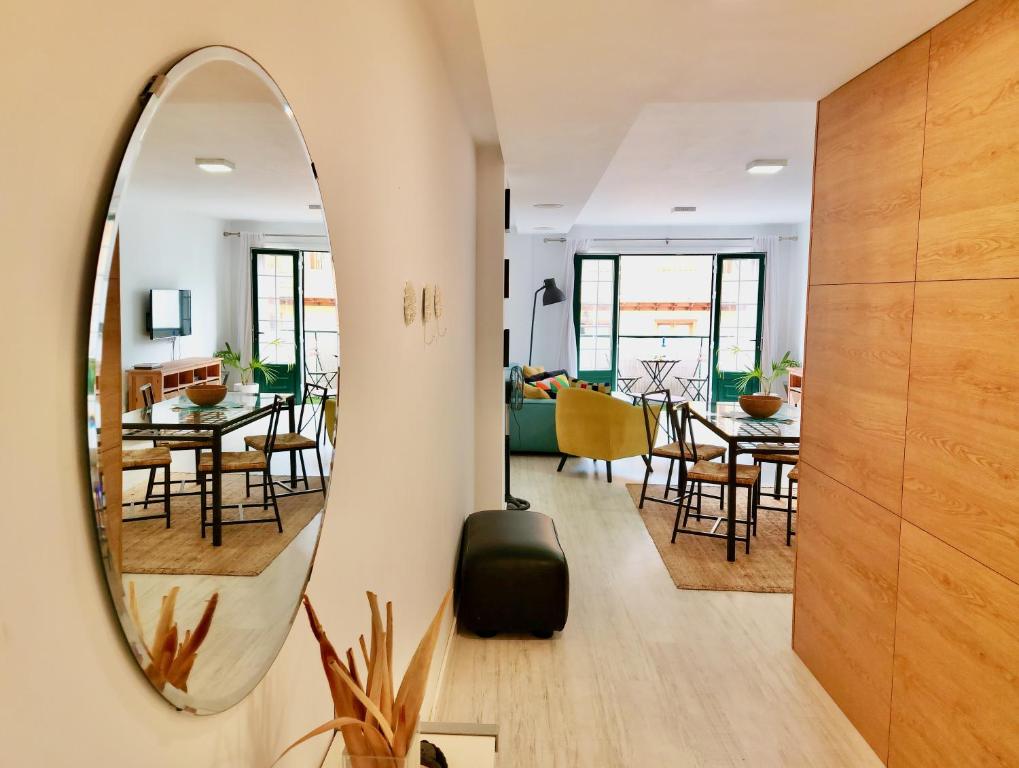 un soggiorno con specchio e una sala da pranzo di The Cool Apartment a Puerto de la Cruz