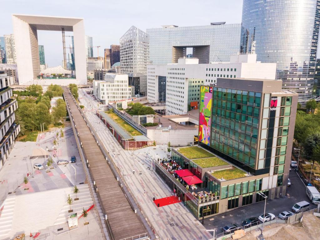 una vista aérea de una ciudad con estación de tren en citizenM Paris La Défense, en Nanterre