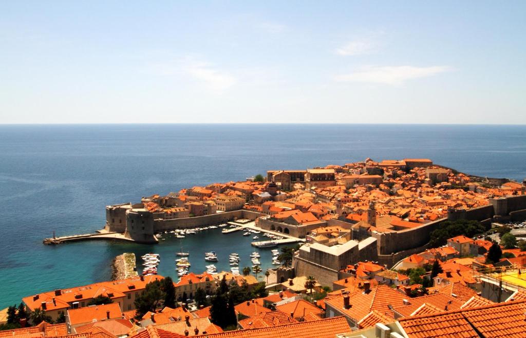 una vista aérea de una ciudad con barcos en un puerto en Apartments Ante, en Dubrovnik