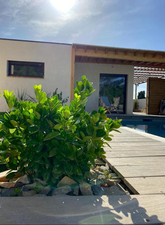 Bazén v ubytování le pool house nebo v jeho okolí