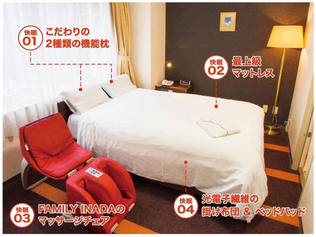 大阪市にあるHotel Shin Osaka / Vacation STAY 81536のベッドと赤い椅子が備わるホテルルームです。