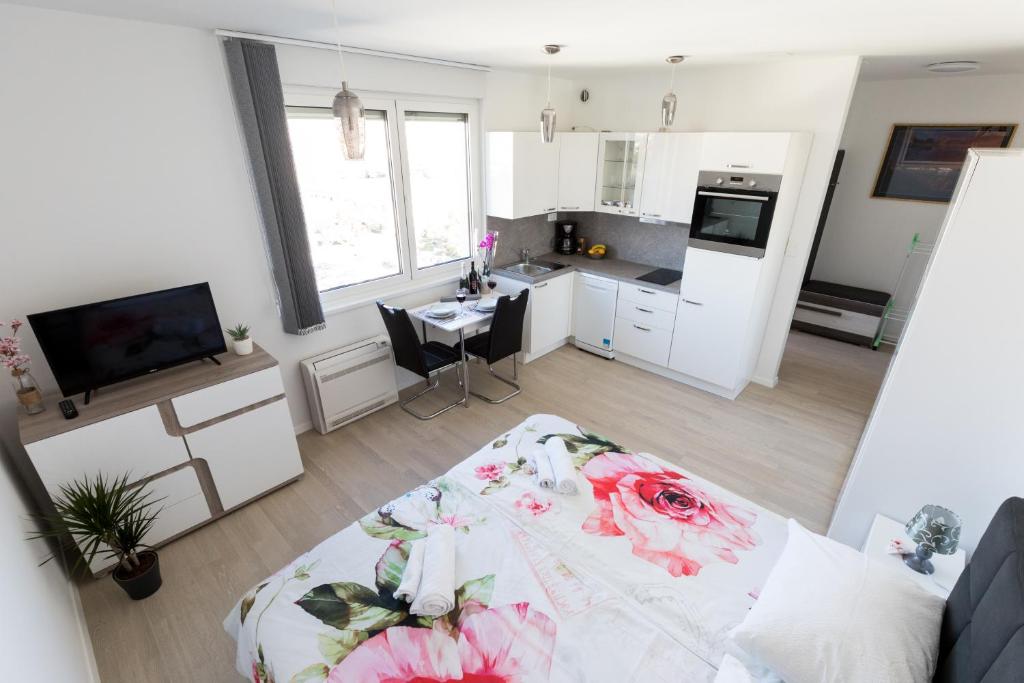 Zimmer mit einem Bett und einer Küche. in der Unterkunft Studio apartman Moonlight in Zadar