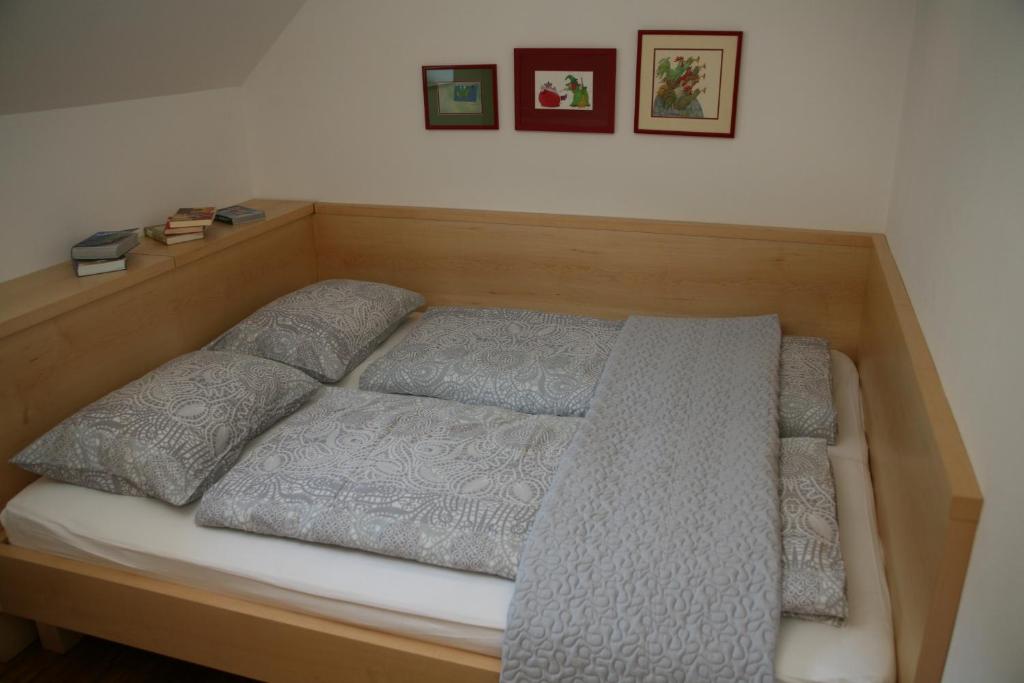 Postel nebo postele na pokoji v ubytování Apartments Cvetje v Jeseni