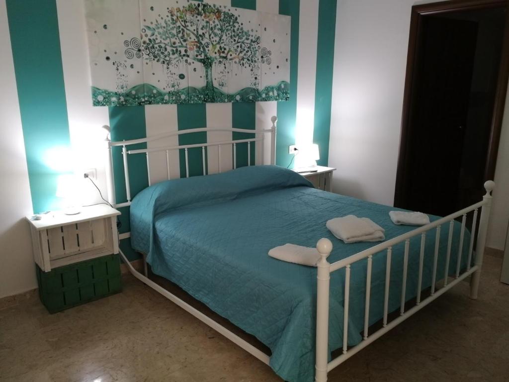 ein Schlafzimmer mit einem Bett mit zwei Handtüchern darauf in der Unterkunft APP. TURISTICO ARCO NORMANNO in Mazara del Vallo