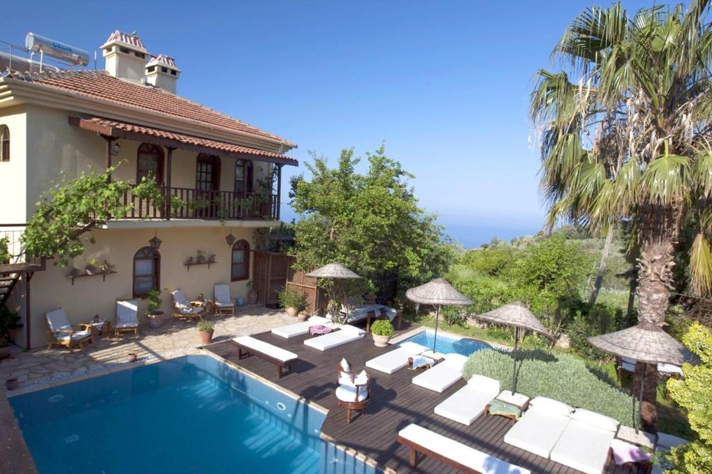 Πισίνα στο ή κοντά στο 6 bedrooms villa with sea view private pool and jacuzzi at Fethiye 2 km away from the beach