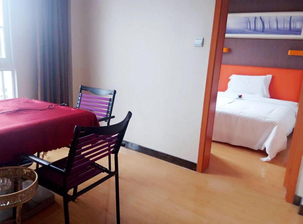 Postel nebo postele na pokoji v ubytování 7Days Premium Chongqing Yunyang Chengzhong Commercial Street Branch