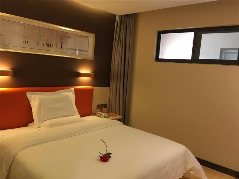 Ένα ή περισσότερα κρεβάτια σε δωμάτιο στο 7Days Premium Linyi Mengyin Mengshan Road Branch