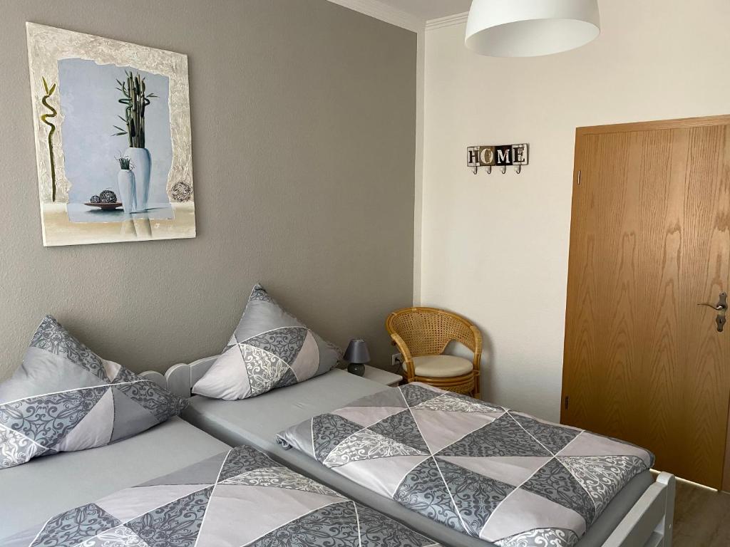 ein Schlafzimmer mit einem Bett und einem Bild an der Wand in der Unterkunft Ferienwohnung am Schlossparkcenter in Schwerin