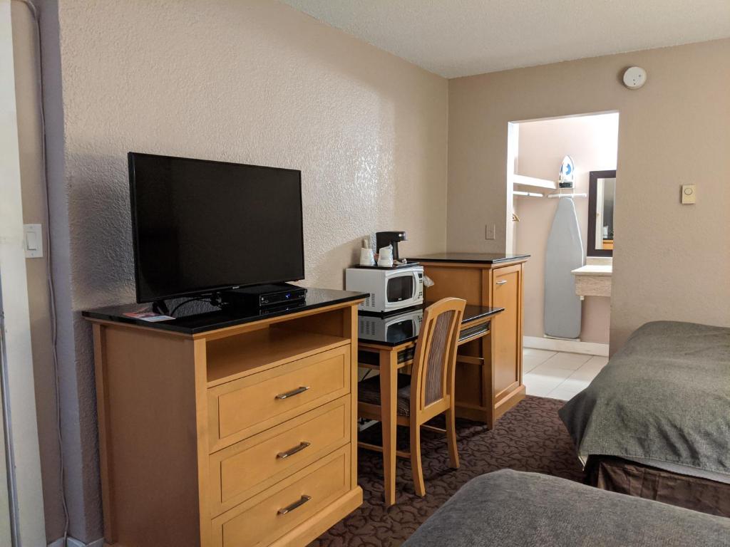 Kuchyň nebo kuchyňský kout v ubytování Howard Johnson by Wyndham Downtown Kamloops
