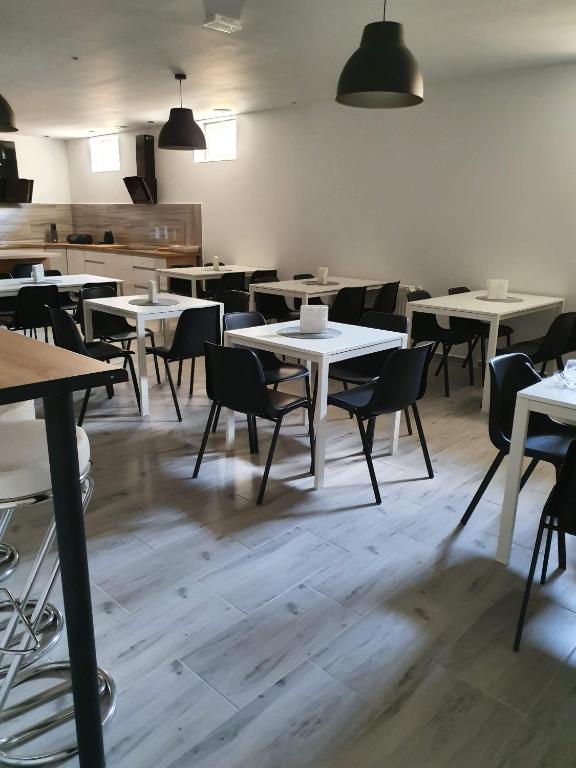 Reštaurácia alebo iné gastronomické zariadenie v ubytovaní Hostel Północna 61