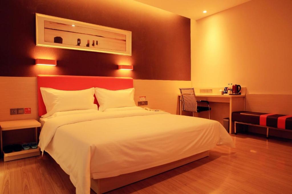 Postel nebo postele na pokoji v ubytování 7Days Premium Zhangjiakou Huailai County Shacheng Branch