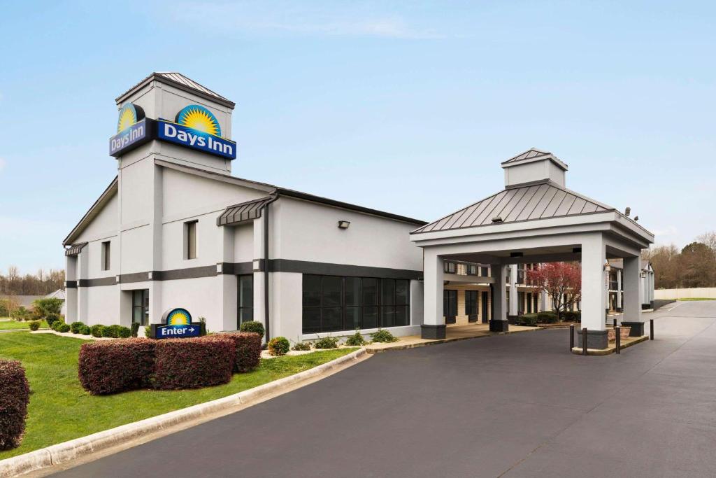 a rendering of the front of ads inn at Days Inn by Wyndham Rock Hill in Rock Hill