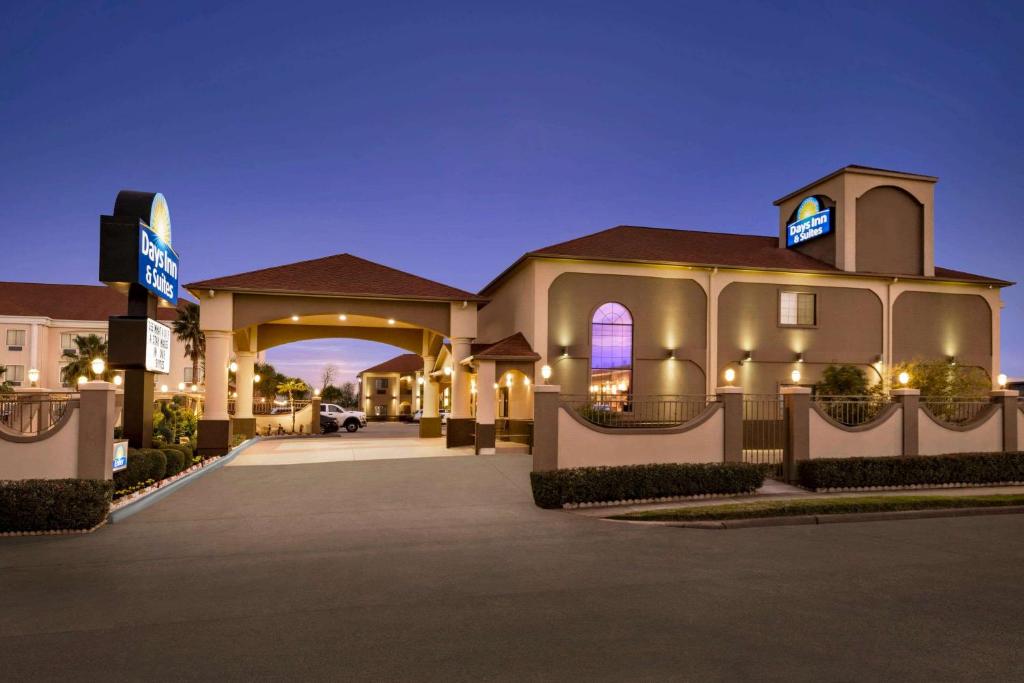 Gallery image of Days Inn & Suites by Wyndham Houston Hobby Airport in Houston