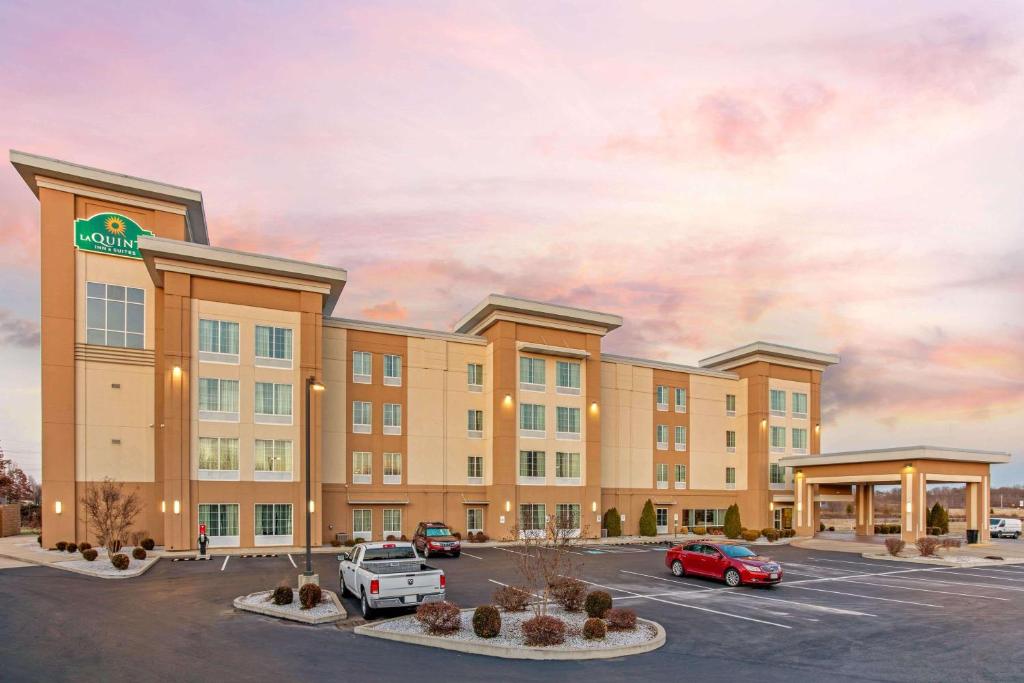 a rendering of a hotel with a parking lot at La Quinta by Wyndham Paducah in Paducah