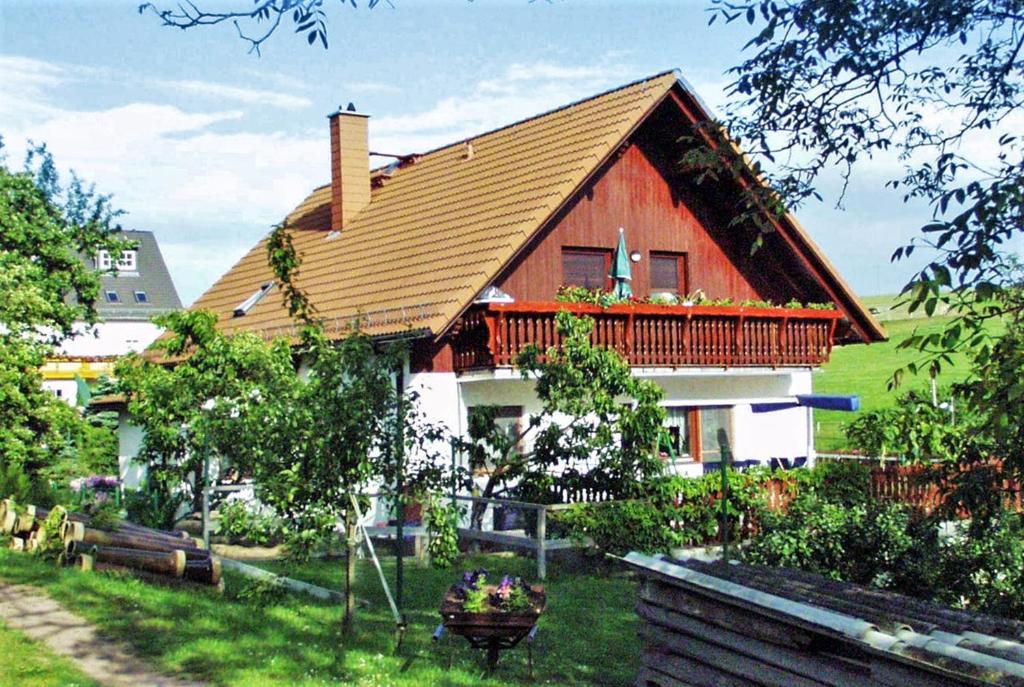uma casa vermelha e branca com um telhado em 2 bedrooms apartement with shared pool garden and wifi at Obernaundorf 7 km away from the beach em Obernaundorf