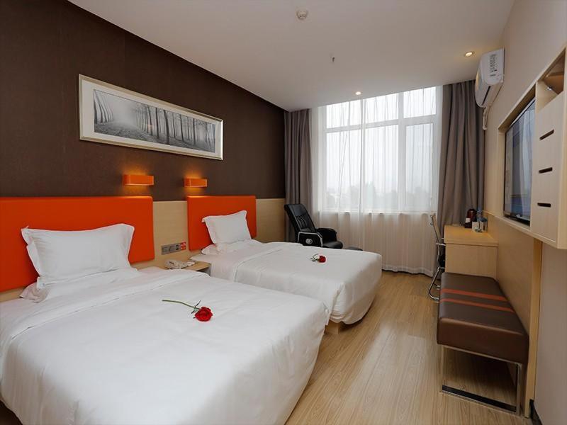 En eller flere senge i et værelse på 7Days Premium Tangshan Xiaoshan People's Hospital Branch