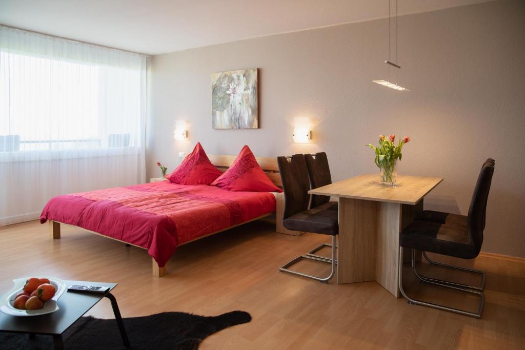 Postel nebo postele na pokoji v ubytování Apartment "Köhler" mit Berg- und Bodenseesicht