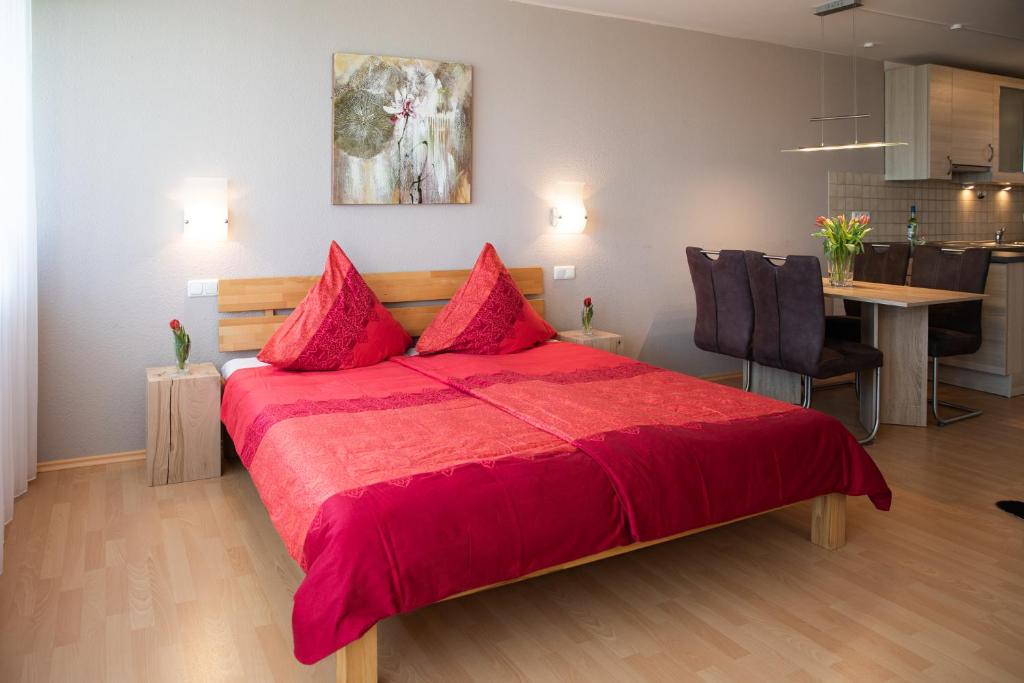 Postel nebo postele na pokoji v ubytování Apartment "Köhler" mit Berg- und Bodenseesicht
