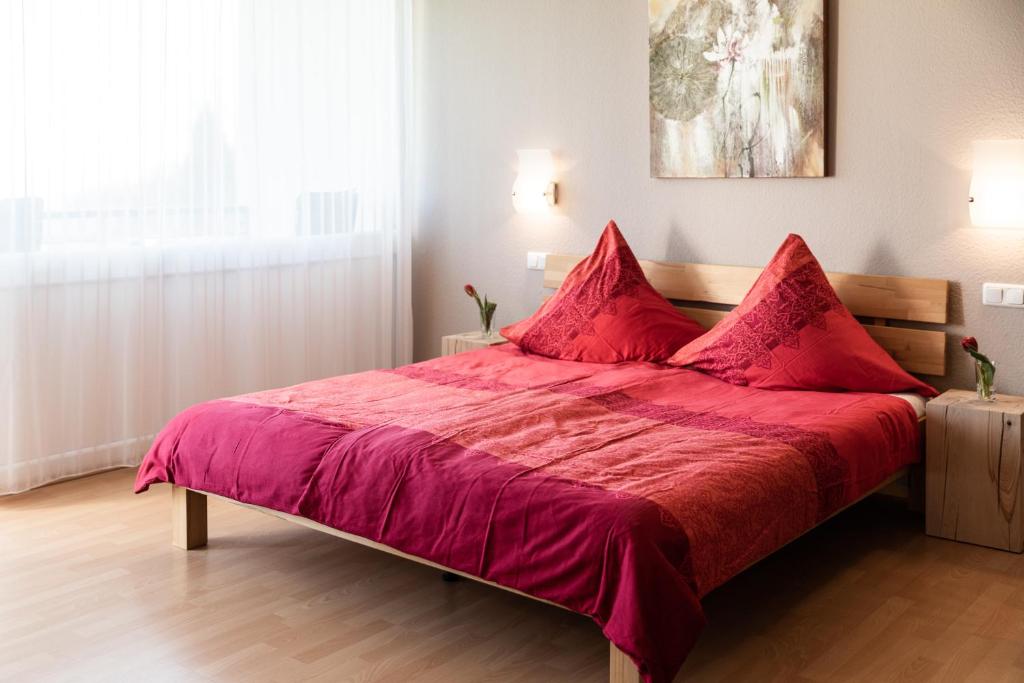 Postel nebo postele na pokoji v ubytování Apartment "Köhler" mit Berg- und Bodenseesicht