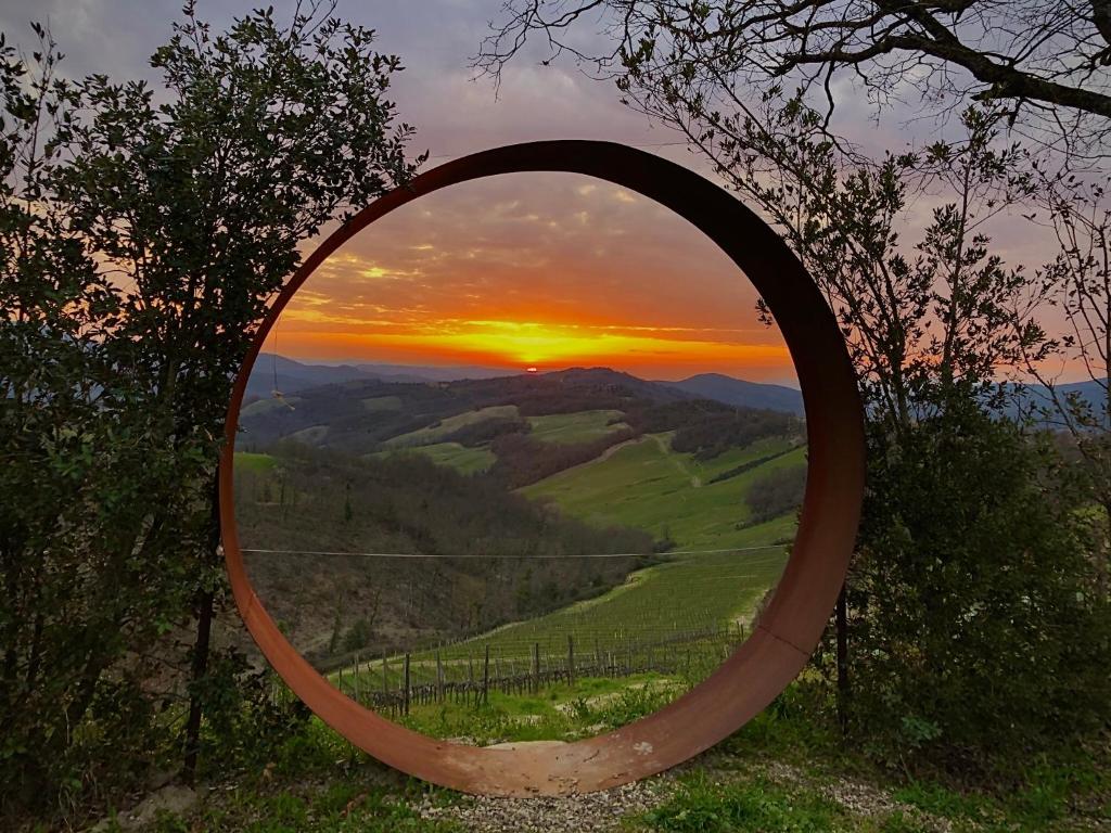 カーゾレ・デルザにあるAgriturismo Ertaの日没を望む円鏡