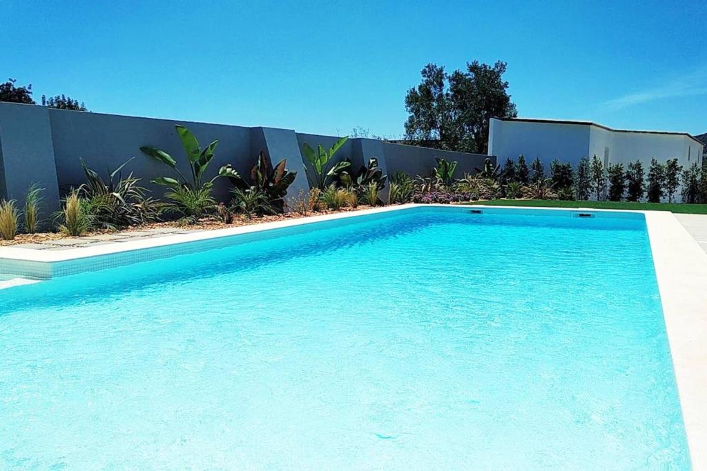 Het zwembad bij of vlak bij 2 bedrooms appartement with shared pool enclosed garden and wifi at Estoi
