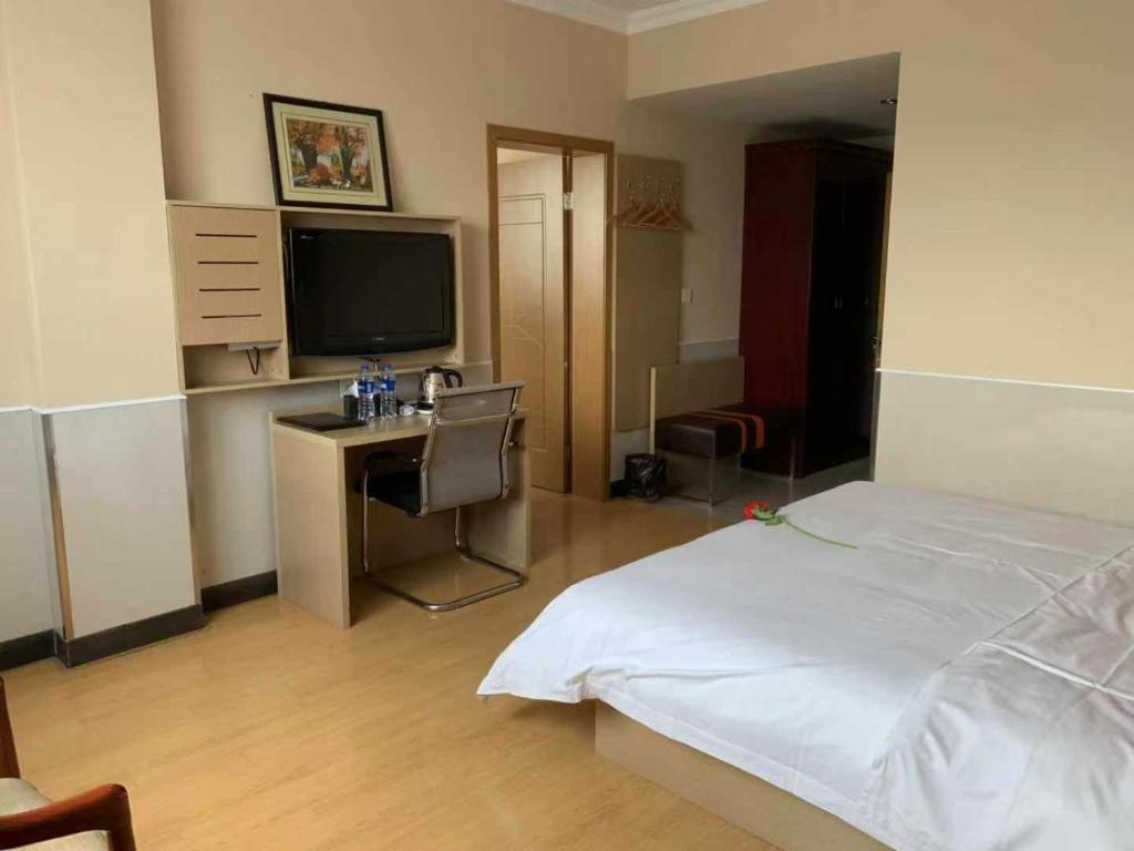 A bed or beds in a room at 7Days Premium Suzhou Tongli Ancient Town Branch