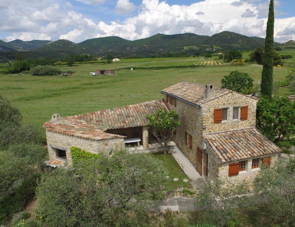 una vista aérea de una casa en un campo en Maison Bijoux-de-Provence "Lavande", en Puyméras