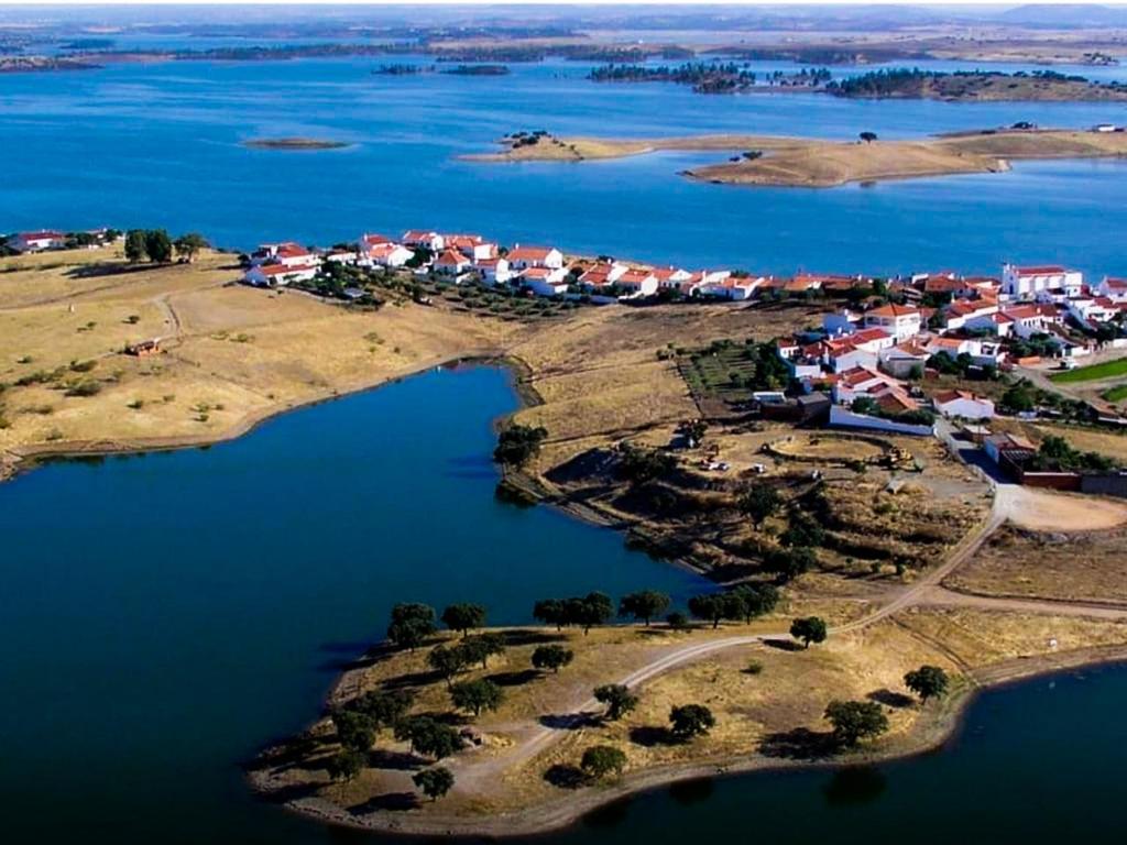 eine Luftansicht einer Insel in einem Wasserkörper in der Unterkunft A nossa Estrela in Moura