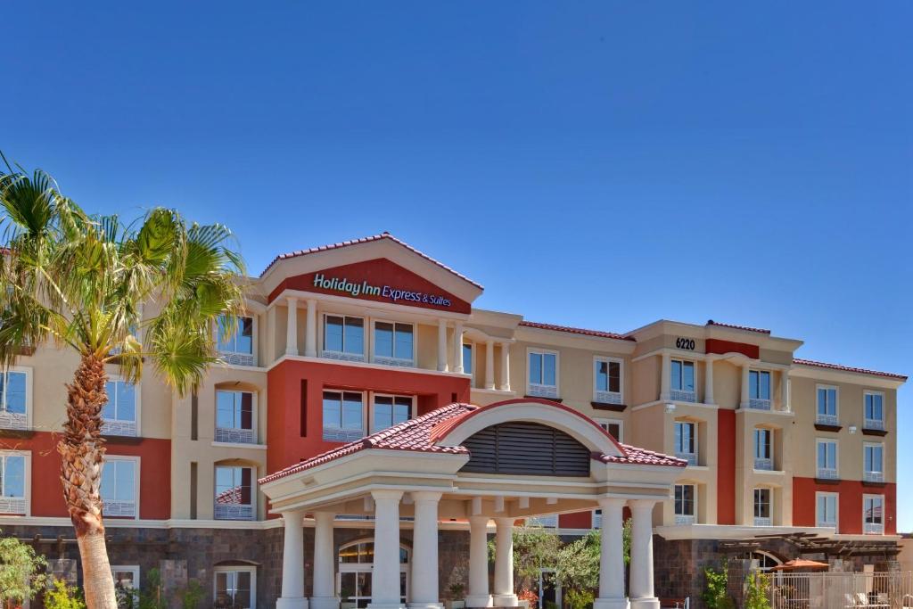 ラスベガスにあるHoliday Inn Express & Suites Las Vegas SW Springvalley by IHGの建物の前にガゼボがあるホテル