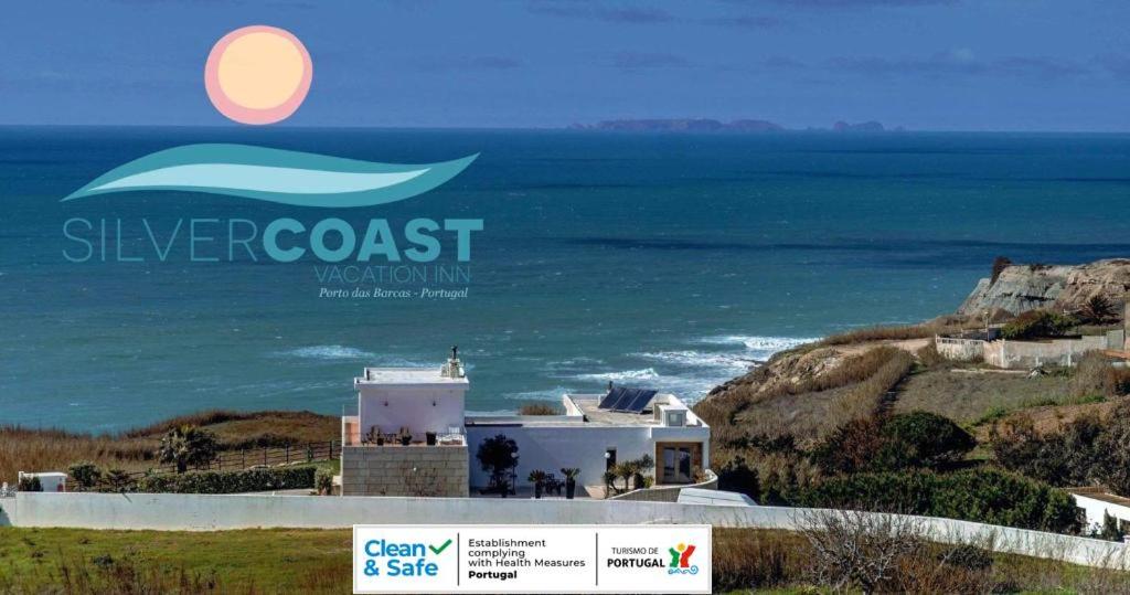 - une affiche pour une station balnéaire avec vue sur l'océan dans l'établissement Silver Coast Vacation - Your Unique Inn, à Lourinhã
