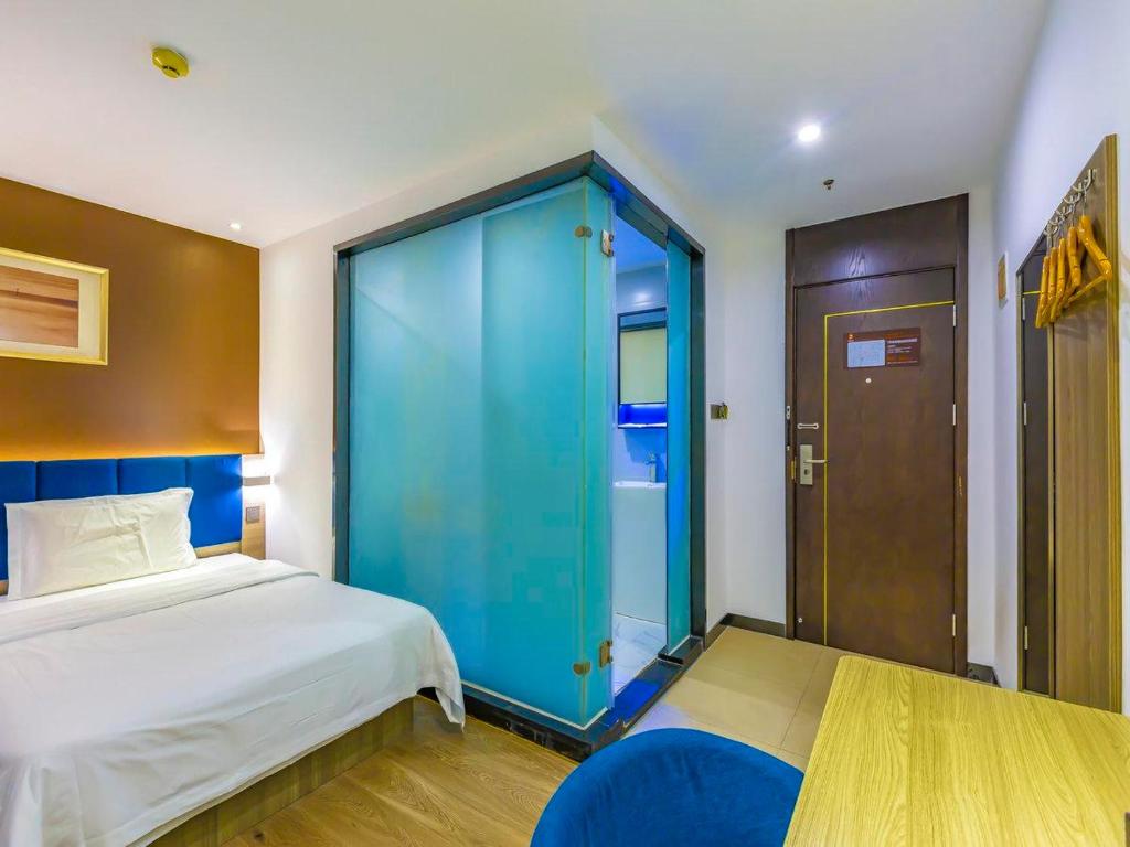 um quarto com uma cama e um armário azul em 7 Days Premium Beijing Tiananmen Branch em Pequim