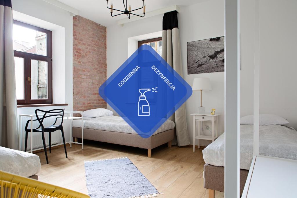 ザモシチにあるHostel Starówkaのベッドルーム付きの部屋の青い看板