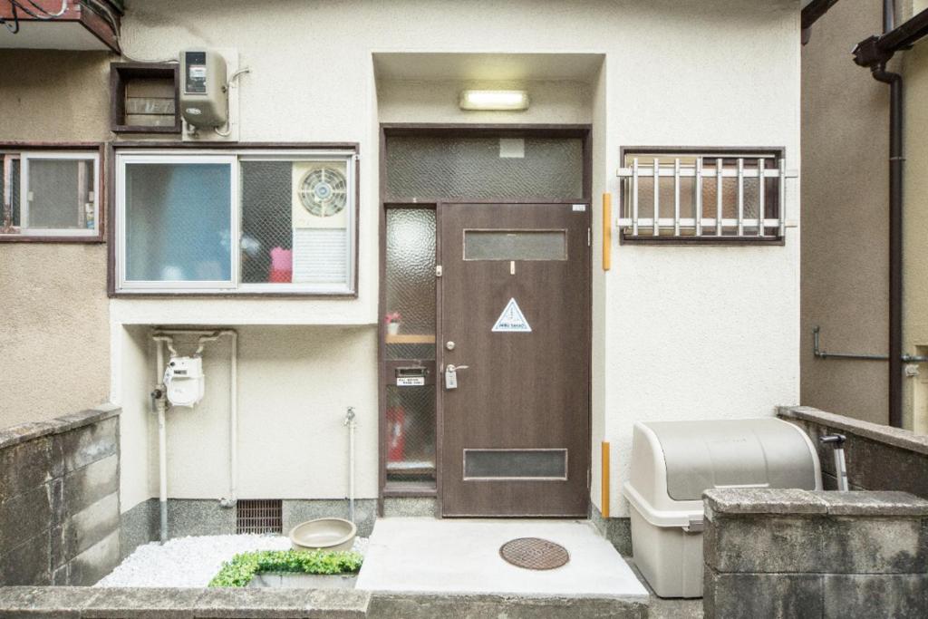 drzwi wejściowe budynku z toaletą w obiekcie Mibusanjo Guesthouse w mieście Kioto