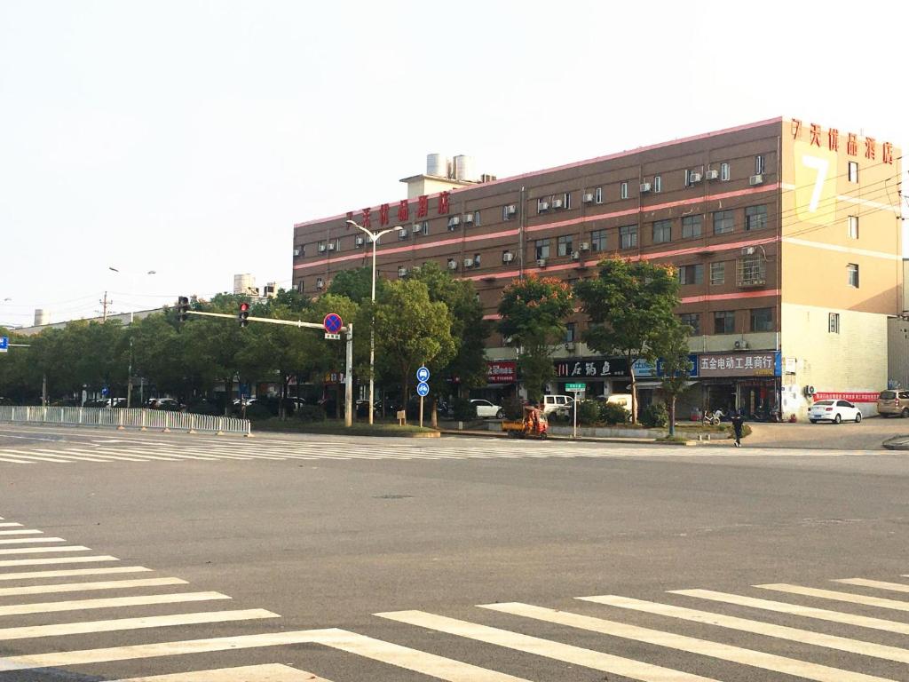 une rue vide avec un bâtiment et un feu de circulation dans l'établissement 7Days Premium Changsha Environmental Science and Technology Park University of Technology Yuntang Campus Branch, à Changsha