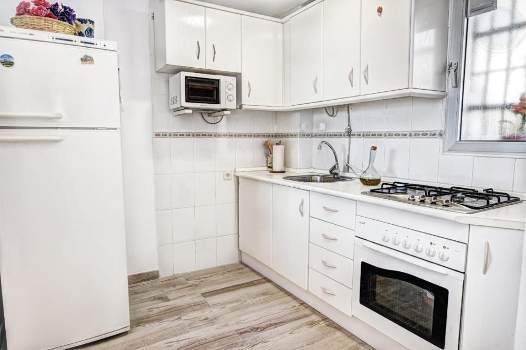 Kuchyňa alebo kuchynka v ubytovaní Benalmádena Apartamento amplio, soleado y con vista panorámica a 400 metros de la playa