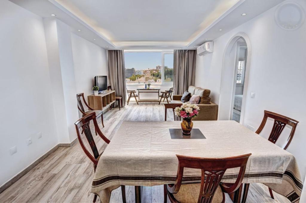 Posedenie v ubytovaní Benalmádena Apartamento amplio, soleado y con vista panorámica a 400 metros de la playa