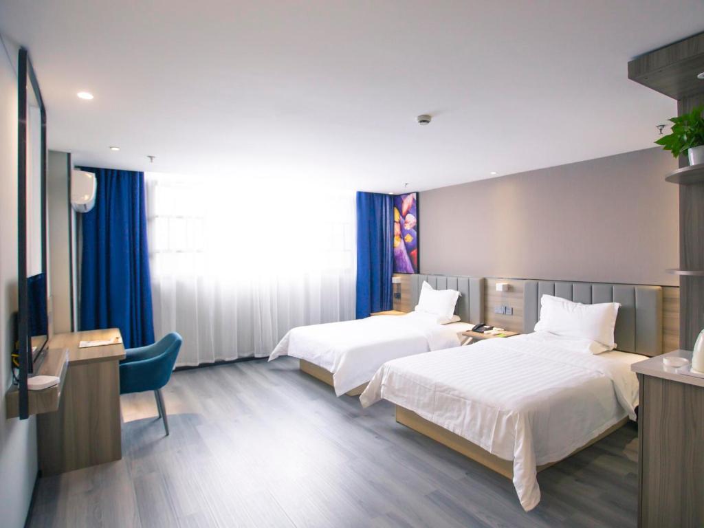 Säng eller sängar i ett rum på 7Days Premium Xingyi Pingdong Avenue Branch