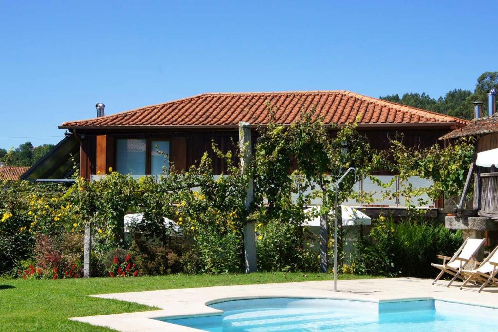 ヴィエイラ・ド・ミーニョにある2 bedrooms house with shared pool enclosed garden and wifi at Eira Vedraの庭にスイミングプールがある家
