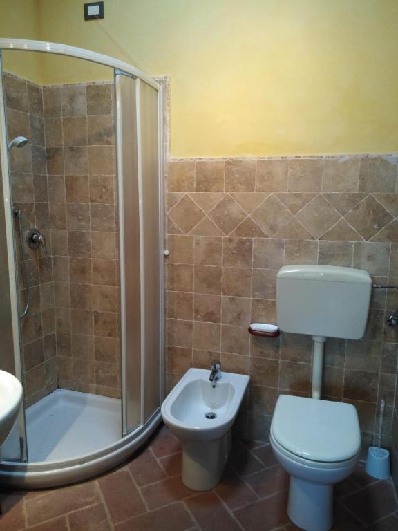 Łazienka w obiekcie Agritur Villa Osvaldo Castiglione del Lago Perugia Colazione Piscina acqua salata